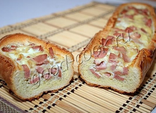 Батон, запеченный с яйцом и колбасой.