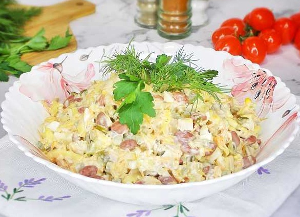 Сытный салат с необычным сочетанием продуктов. Простой и вкусный