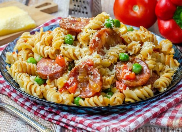 Макароны с колбасой и зеленым горошком.