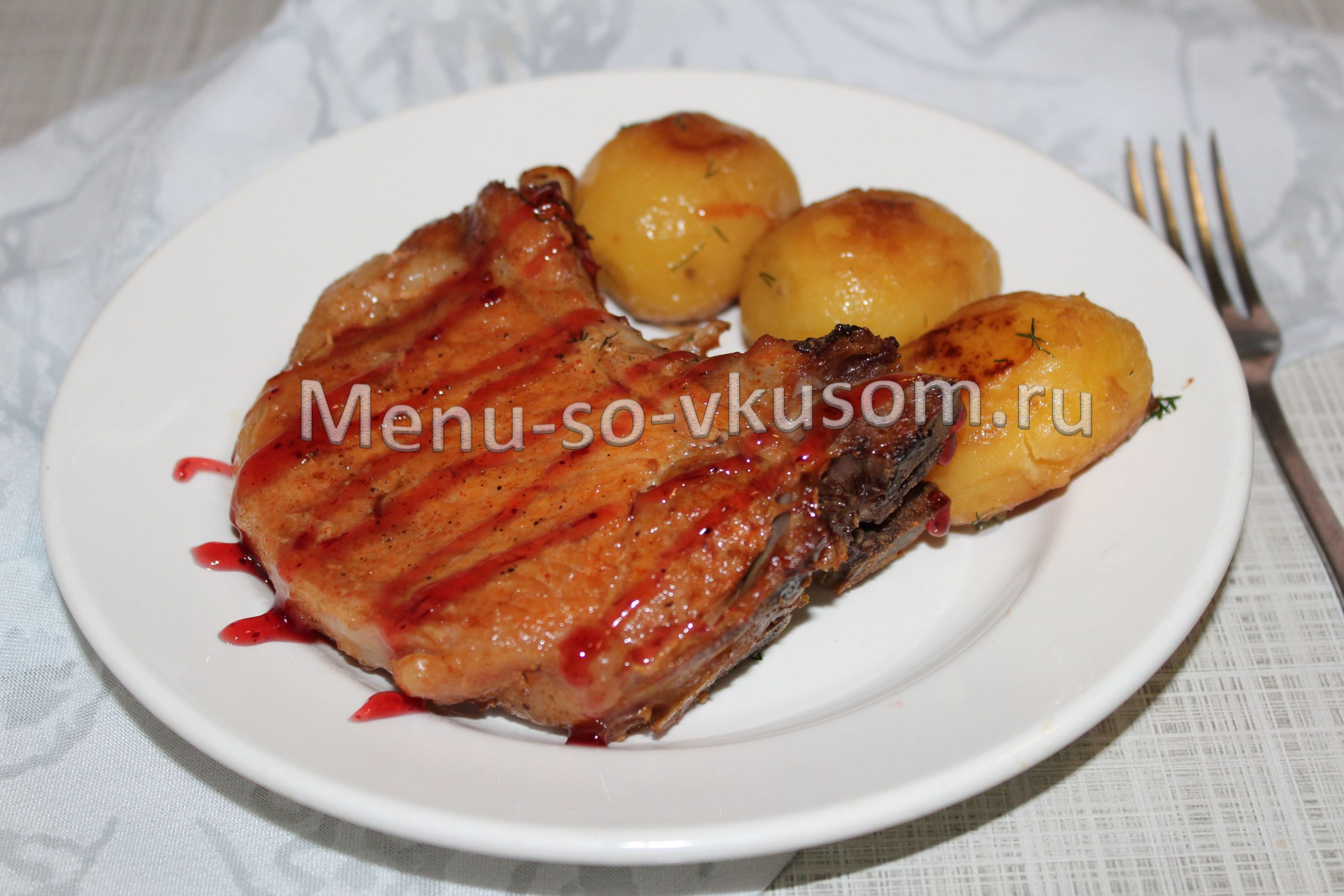 Свиной антрекот на кости в духовке, запеченный с картошкой, рецепты с фото