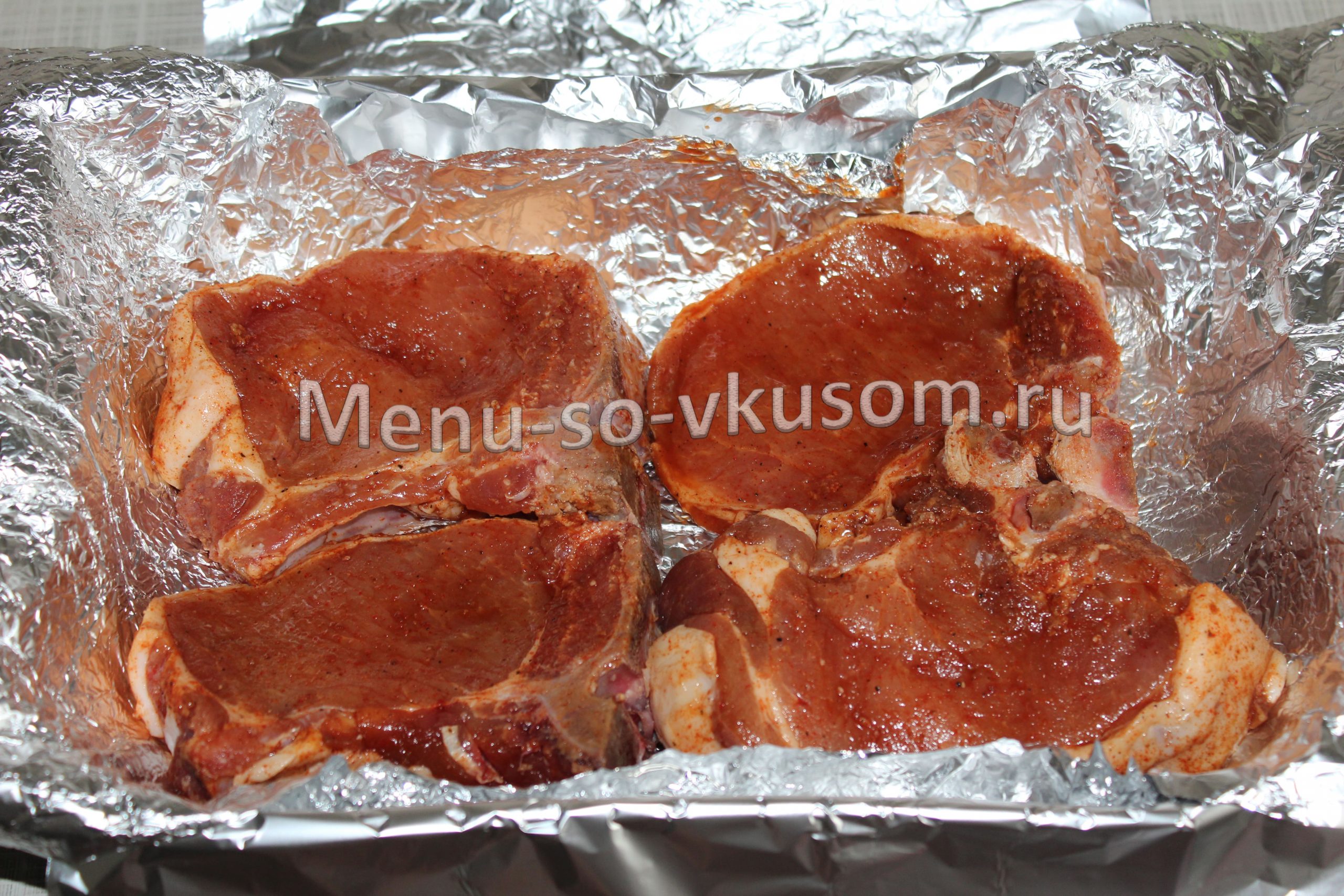 Антрекот из свинины в духовке - Рецепт свиных антрекотов с овощами и сыром запеченных в духовке