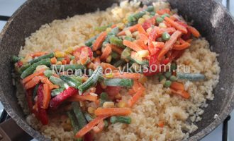 Добавление овощей к рису