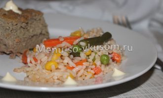 Рис с овощами в сковороде