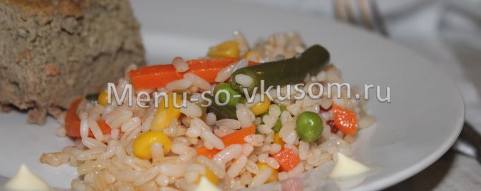 Рис с овощами в сковороде