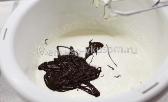 добавление растопленного шоколада