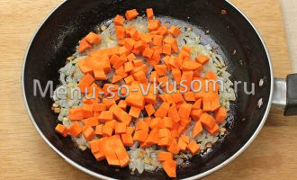 лук морковь на сковороде
