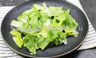картофель огурцы на листья салата
